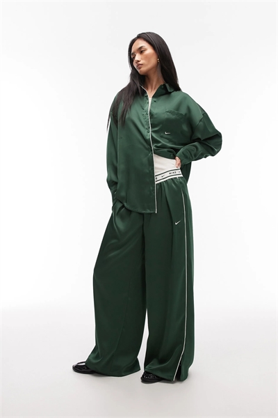 Брюки из атласа с широкими брючинами и декором на поясе артикул 149959762