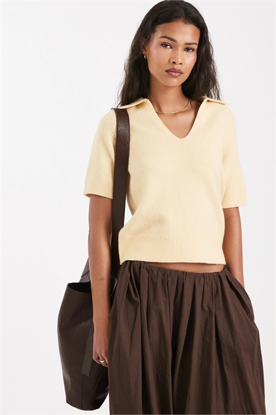 Трикотажная футболка с воротником артикул 152320209