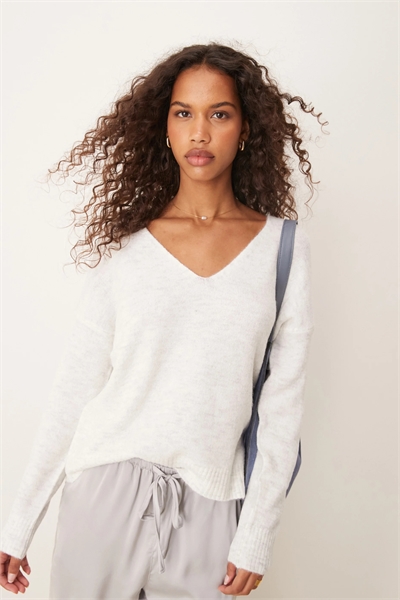 Свитер с V-образным вырезом артикул 135850839