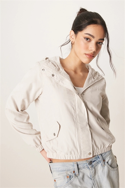 Легкая укороченная куртка с капюшоном артикул 139103796