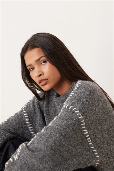 Вязаный свитер с вышивкой артикул 151095057