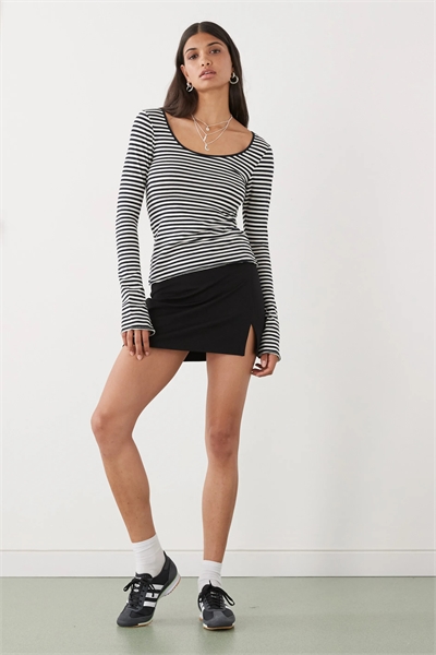 Трикотажная мини-юбка с разрезом спереди артикул 147865519