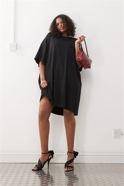 Платье-футболка прямого кроя артикул 138466545