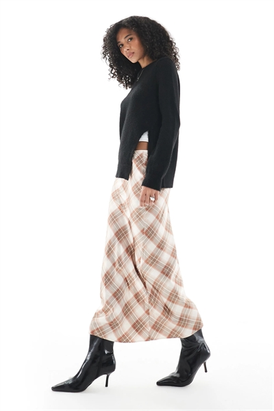 Юбка средней длины из атласа с косой отрезкой артикул 150146386