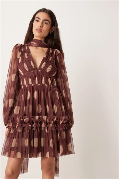 Мини-платье с тюлевым шарфом на шее артикул 153786442