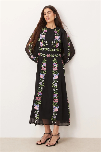 Платье средней длины с высоким воротником и вышивкой артикул 153329817