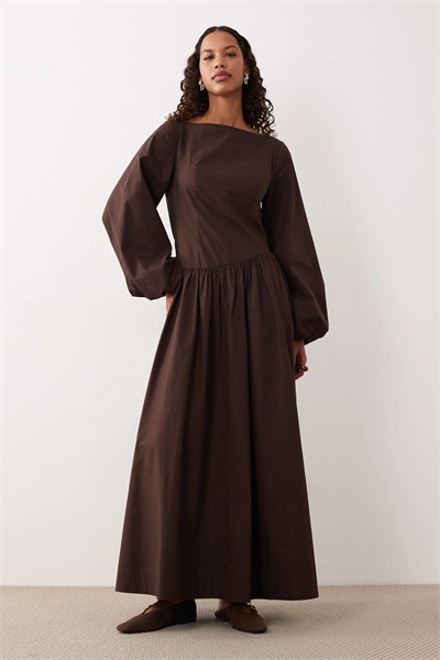 Макси-платье из поплина с асимметричной талией и объёмными рукавами артикул 151958677