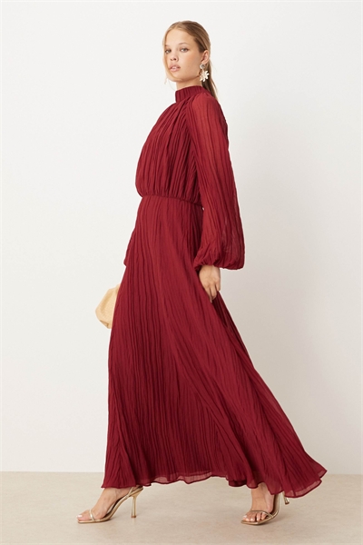 Макси-платье с высоким воротником и гофрированной тканью, рукава-буфы артикул 148376853