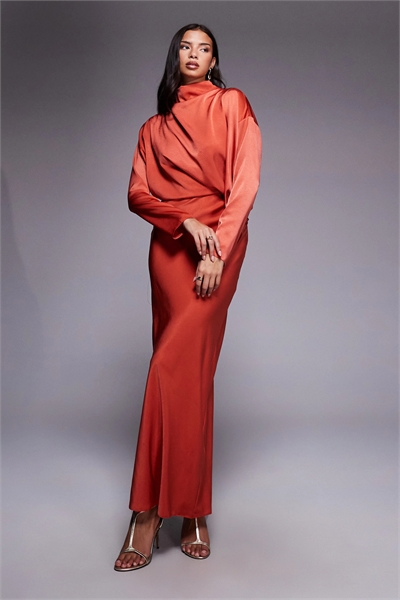 Макси-платье из атласа с высоким воротником и косой отстрочкой, с оригинальным дизайном рукавов артикул 152560951