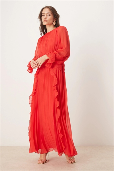 Макси-платье с высоким воротником, рюшами и поясом артикул 147327401