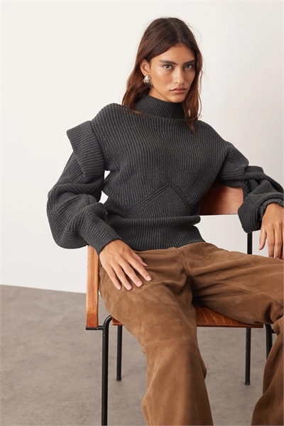 Свитер из технического трикотажа с объемной фактурой и акцентами на плечах артикул 144072916