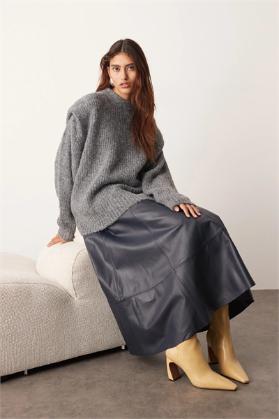 Свитер с плечевыми вставками из ребристой вязки артикул 144072543