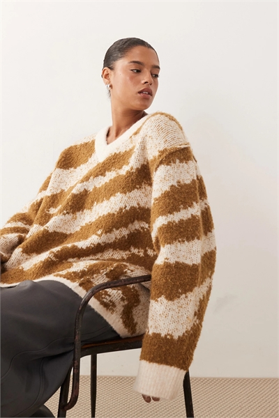 Свитер из толстой вязки с V-образным вырезом и закруглённым низом артикул 144072915