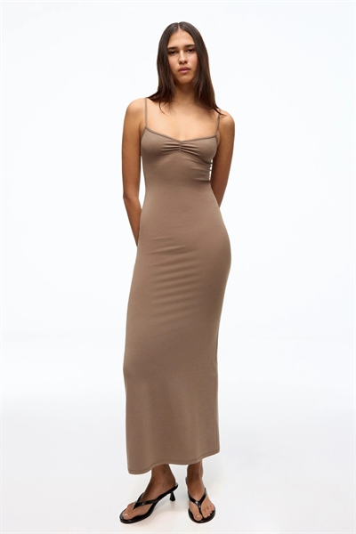 Платье средней длины с рюшами на бретелях артикул 155643201