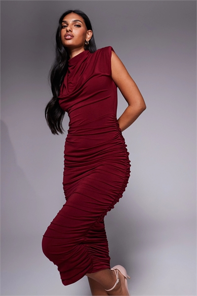 Платье средней длины с высоким воротником и накладными плечами артикул 150147349