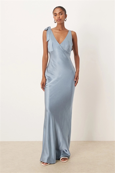 Макси-платье для подружки невесты от Piper с атласным бантом, открытыми плечами и V-образным вырезом артикул 151521209