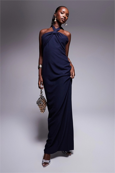 Макси-платье с завязками на шее и бантиком артикул 139990066