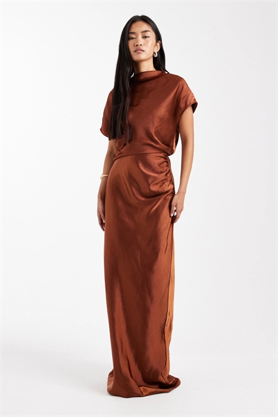 Макси-платье из атласа с драпировкой и рюшами для подружки невесты артикул 151263142