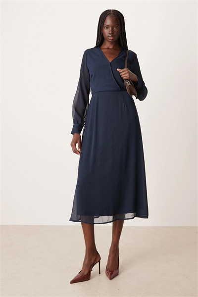 Платье средней длины с длинными рукавами и V-образным вырезом артикул 153048376
