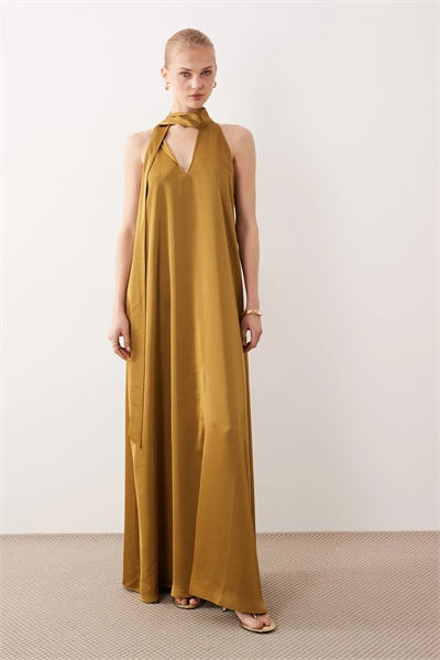 Макси-платье с атласным воротником-шарфом артикул 153687874