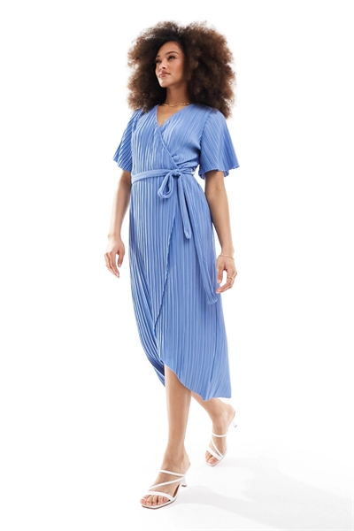 Плиссированное платье-миди с запахом артикул 132578271