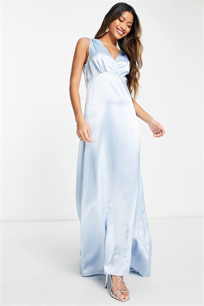 Атласное макси-платье с V-образным вырезом и шлейфом для подружки невесты артикул 123348166