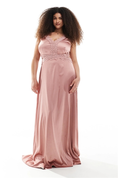 Атласное макси-платье для подружки невесты с кружевной отделкой в виде волнистой каймы артикул 142046786