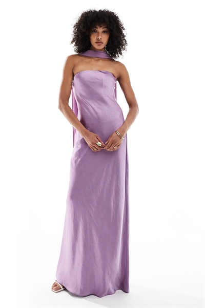 Атласное макси-платье для подружки невесты с шифоновым шарфом на шее артикул 148920643