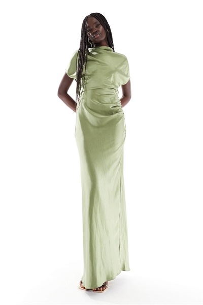 Макси-платье из атласа с драпировкой и рюшами для подружки невесты артикул 146850342