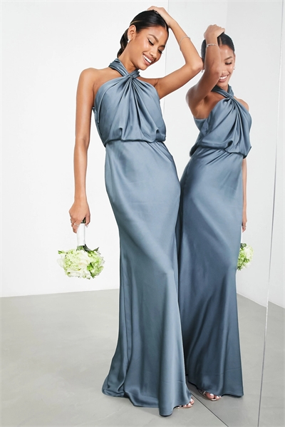 Макси-платье для подружки невесты из атласа с рюшами и завязками на шее артикул 113486827