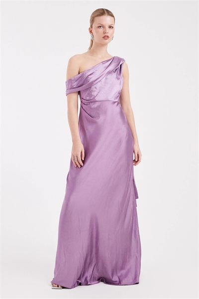 Атласное макси-платье для подружки невесты с одним плечом и драпировкой артикул 148920644