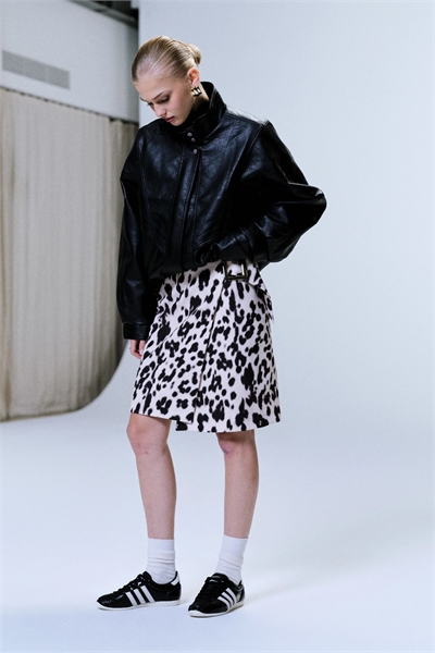 Юбка средней длины с перехлестом и пряжкой артикул 154010879