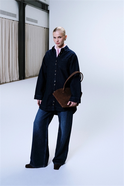 Прямое платье-рубашка с длинными рукавами артикул 153786384