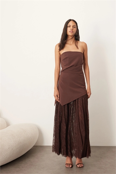 Длинное асимметричное платье-макси с бандо и кружевной юбкой артикул 142883699