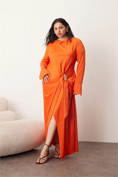 Макси-платье с длинными рукавами и драпировкой, отделанное элементами под расплавленный металл артикул 143376947