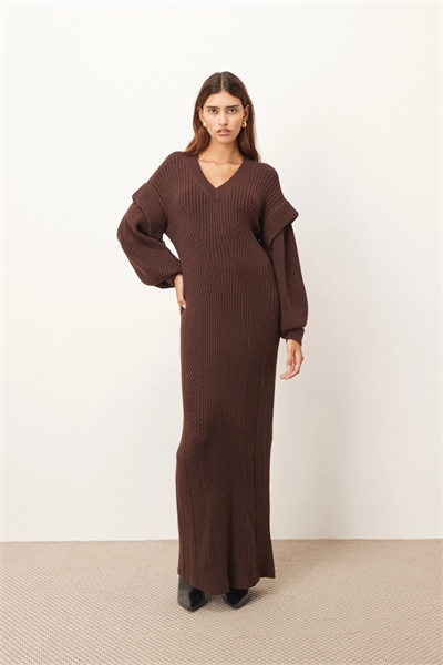 Макси-платье из ребристого трикотажа с V-образным вырезом и декором на плечах артикул 147820727