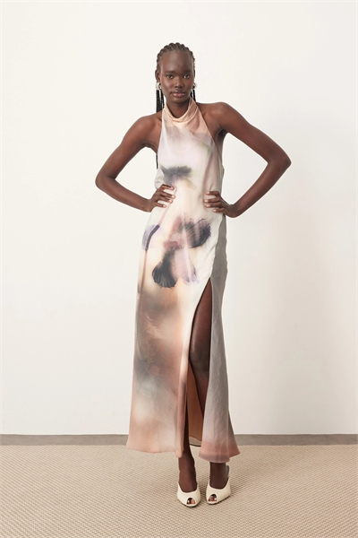 Мягкое макси-платье с завязками за шеей артикул 139983567