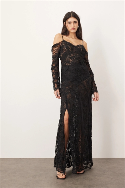 Макси-платье с открытыми плечами, кружевной вышивкой и разрезом артикул 137421945
