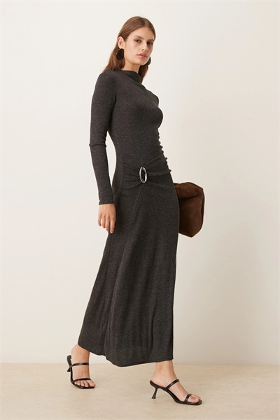 Макси-платье с высоким воротником и длинными рукавами, украшенное пряжкой артикул 151864666