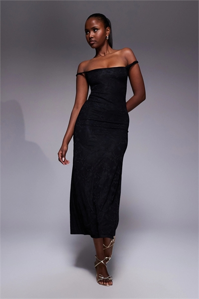 Эксклюзивное двухслойное платье средней длины с открытыми плечами, выполненное из струящегося кружева артикул 151521267