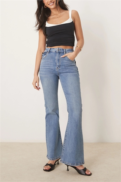 Джинсы с расклешенными штанинами артикул 142352959