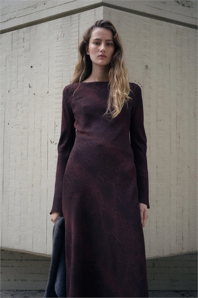 Макси-платье с длинными рукавами артикул 154263519