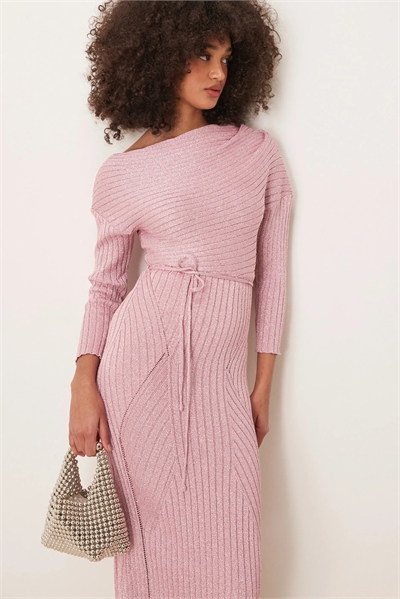 Трикотажное макси-платье с открытыми плечами артикул 142804666