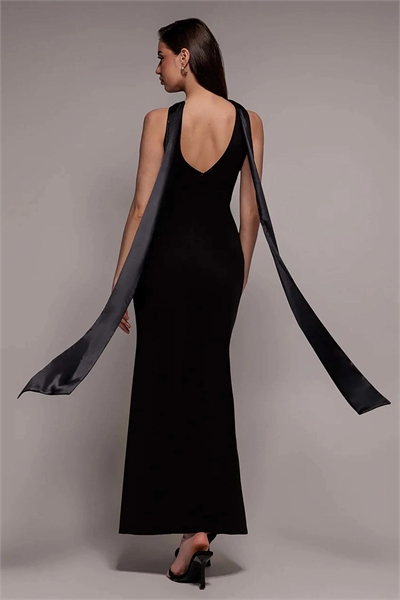 Макси-платье с атласным многоцветным галстуком и вырезом за шеей артикул 156254847