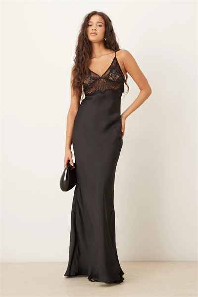 Длинное атласное платье с бретелями на шнуровке артикул 149291901