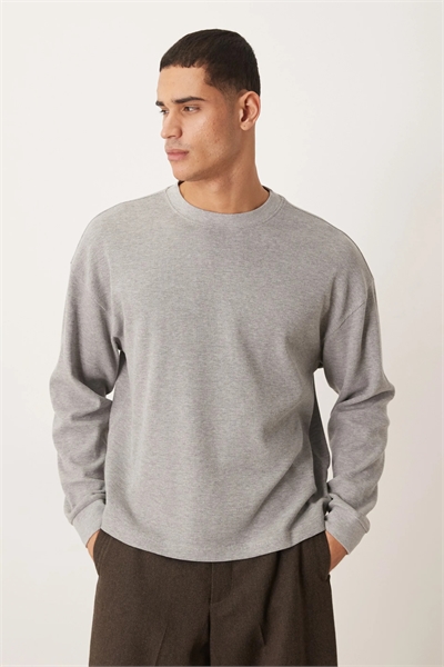 Футболка свободного кроя с длинными рукавами артикул 153118377