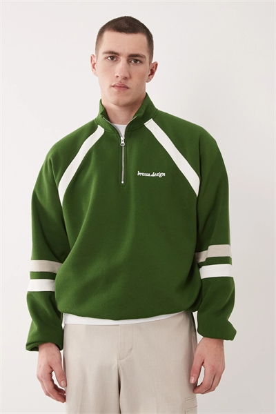 Свободная толстовка с полузастежкой-молнией и элементами «cut & sew» артикул 154870577