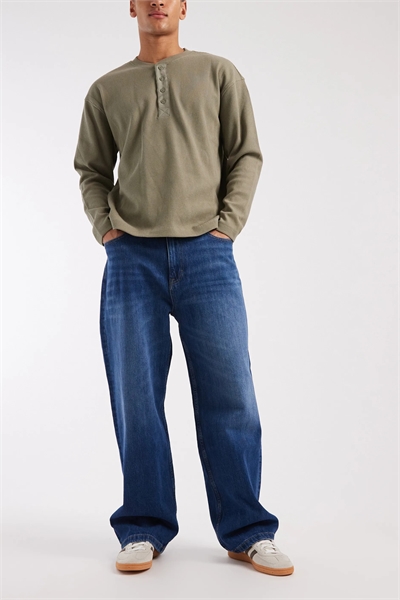 В широких джинсах артикул 154147676