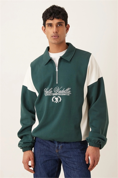 Свободная толстовка с полузастежкой-молнией и нашитыми текстовыми вставками артикул 154035078