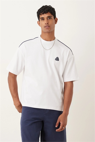 Футболка свободного кроя с окантовкой на плечах и вышивкой артикул 149855797